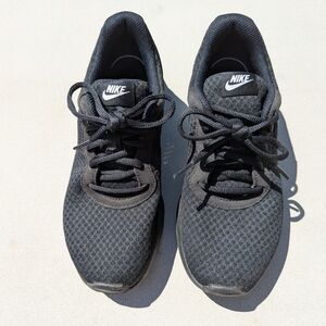 Nike Black Tanjun Runners